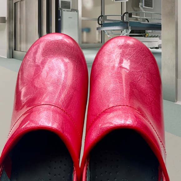 Sanita Raspberry Pink Patent Women's Clogs Size 39. - Picture 5 of 9